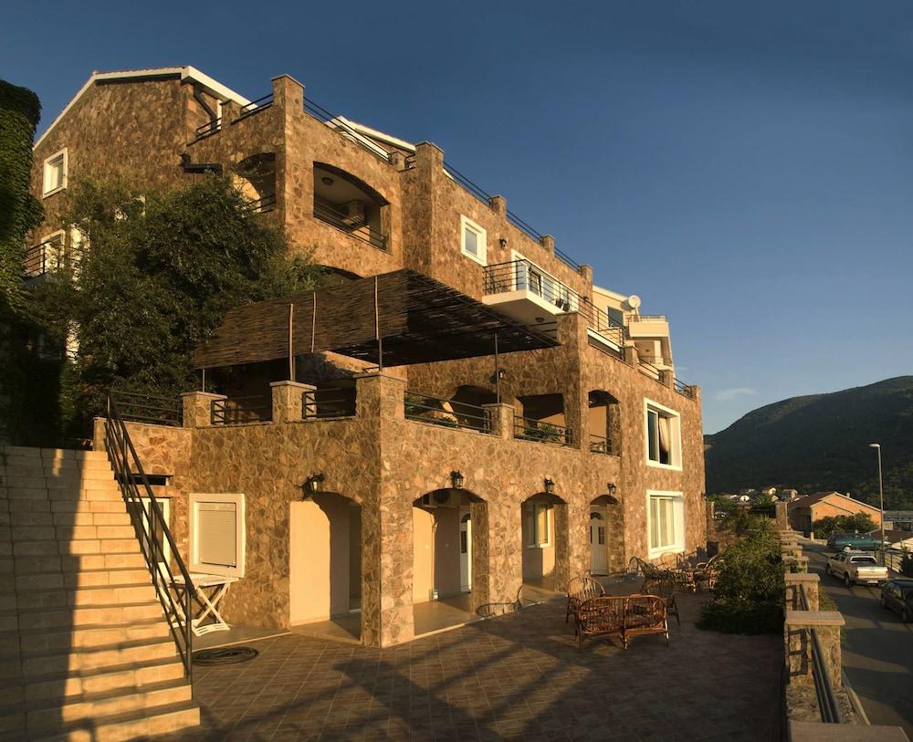 Contessa Apartments