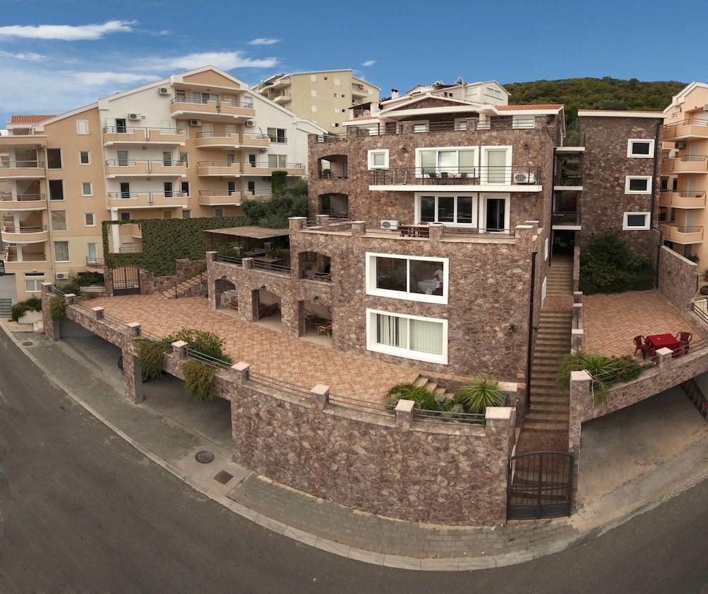Contessa Apartments