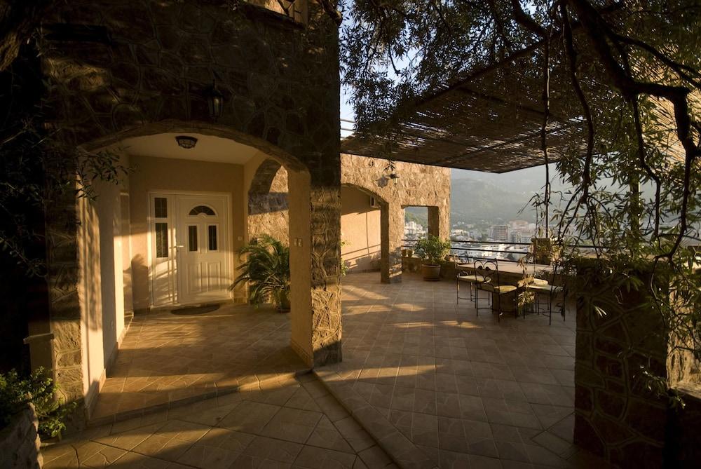 Contessa Apartments