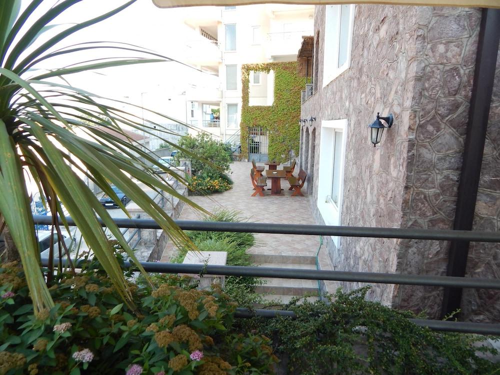 Contessa Apartments