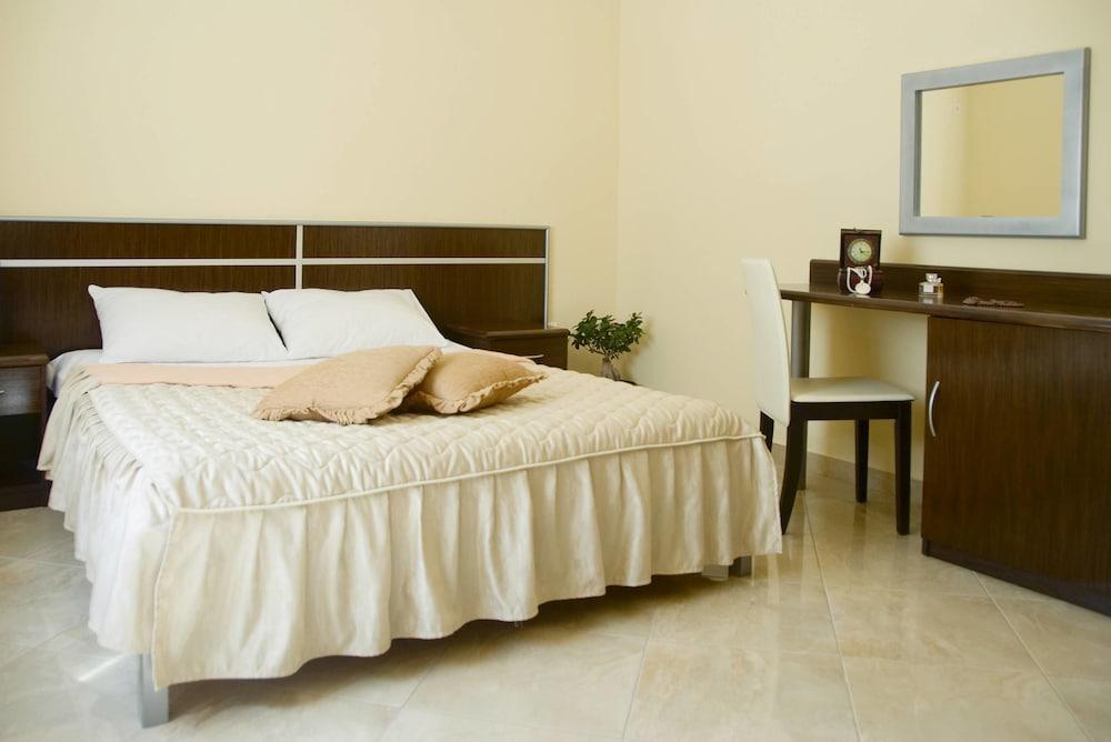Contessa Apartments
