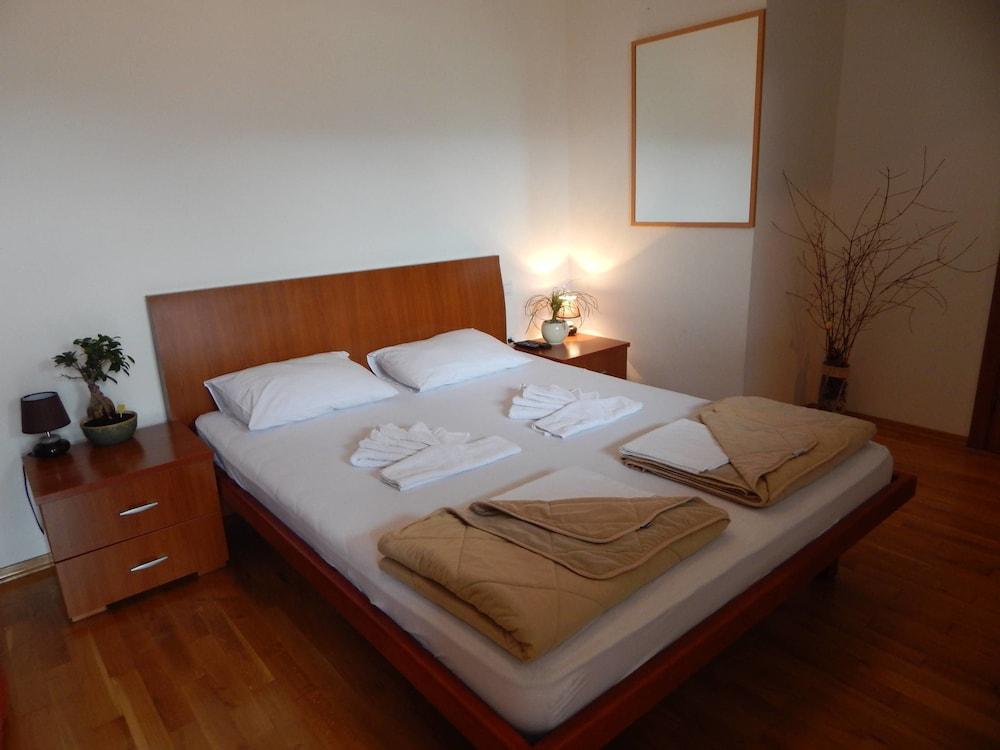 Contessa Apartments