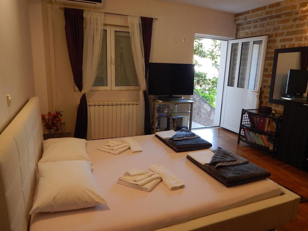 Contessa Apartments