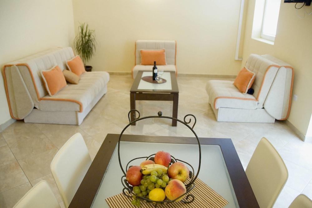 Contessa Apartments