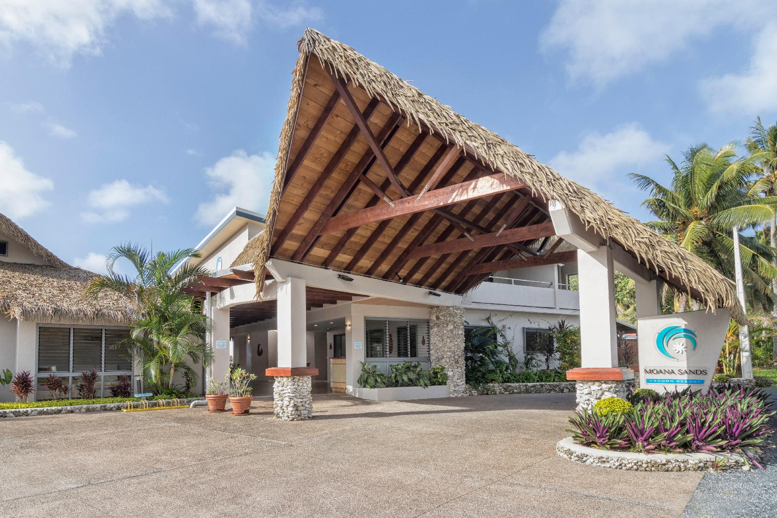 Moana Sands Beachfront Hotel & Villas