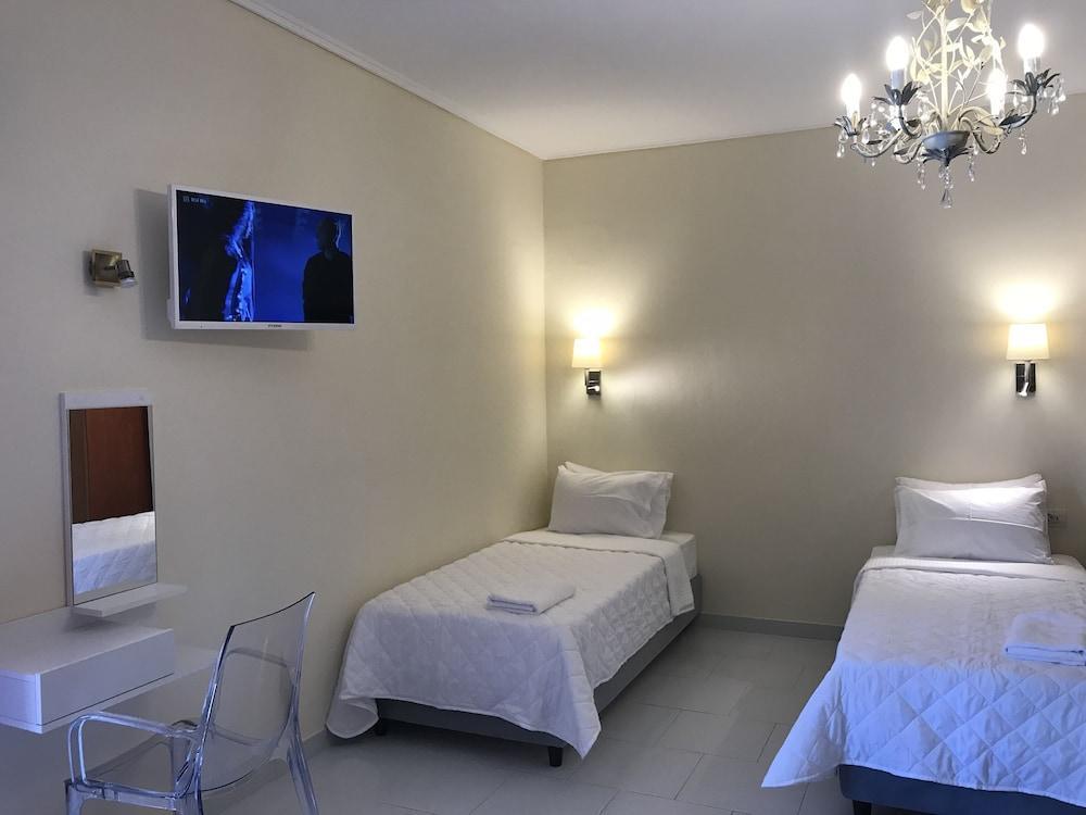Santorini Royal Suites