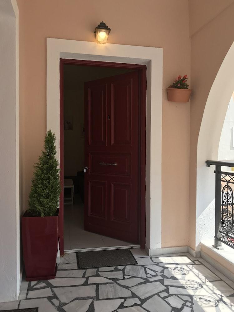 Santorini Royal Suites