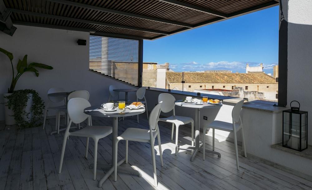 Azzoli Apartments & Skypool