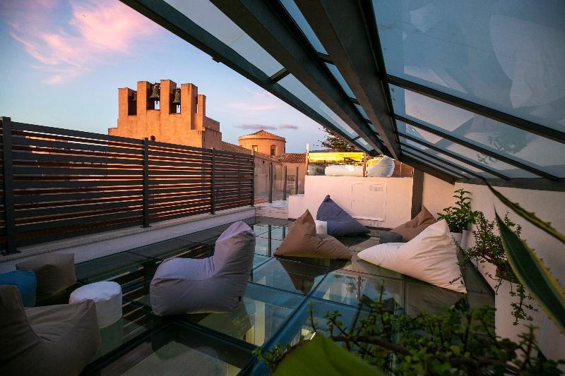 Azzoli Apartments & Skypool