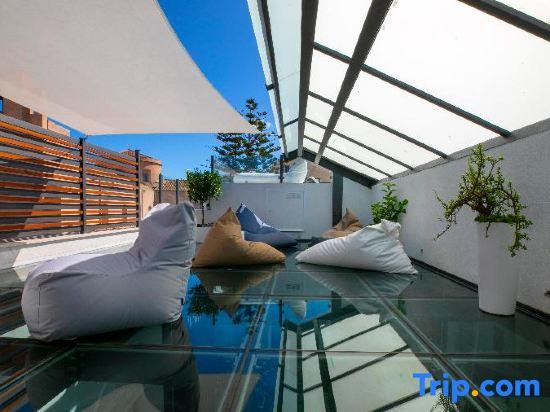Azzoli Apartments & Skypool