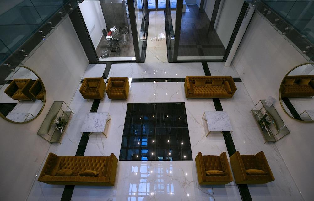 Azzoli Apartments & Skypool