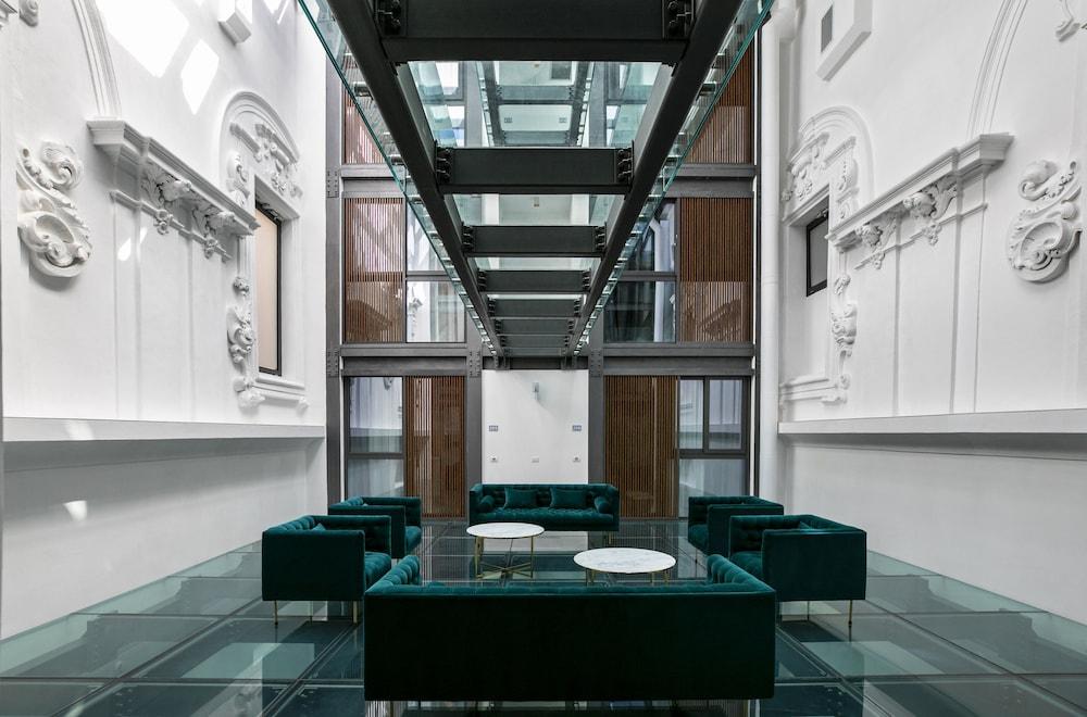 Azzoli Apartments & Skypool