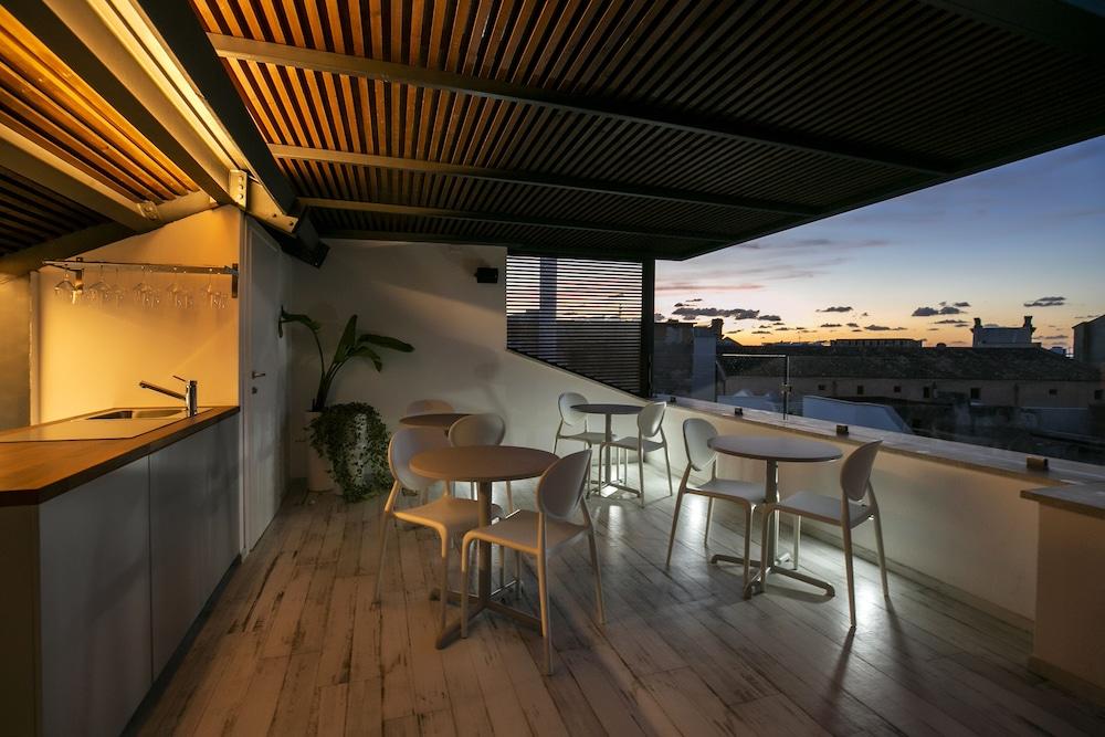 Azzoli Apartments & Skypool