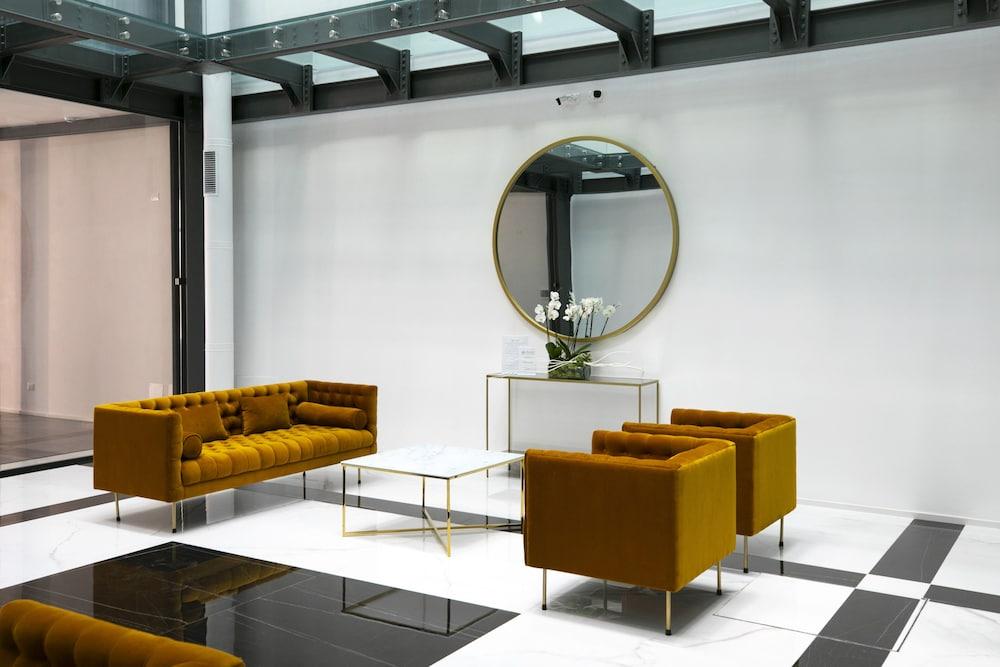 Azzoli Apartments & Skypool