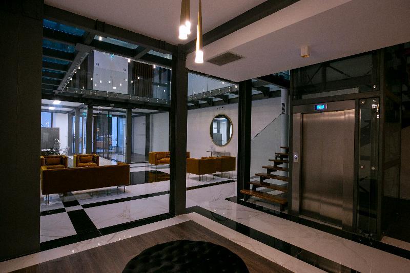Azzoli Apartments & Skypool