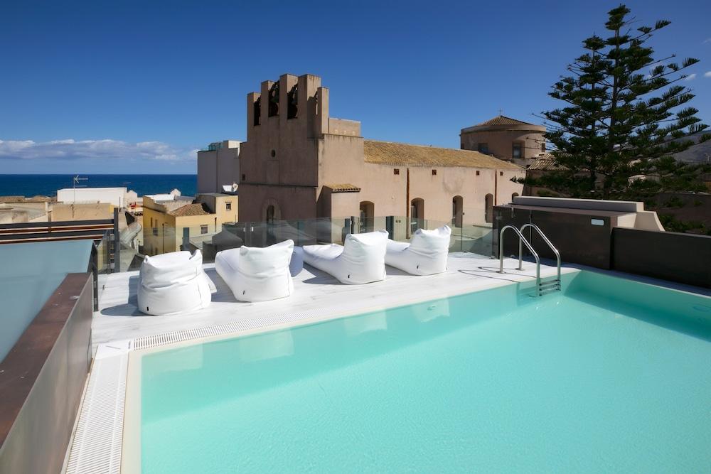 Azzoli Apartments & Skypool