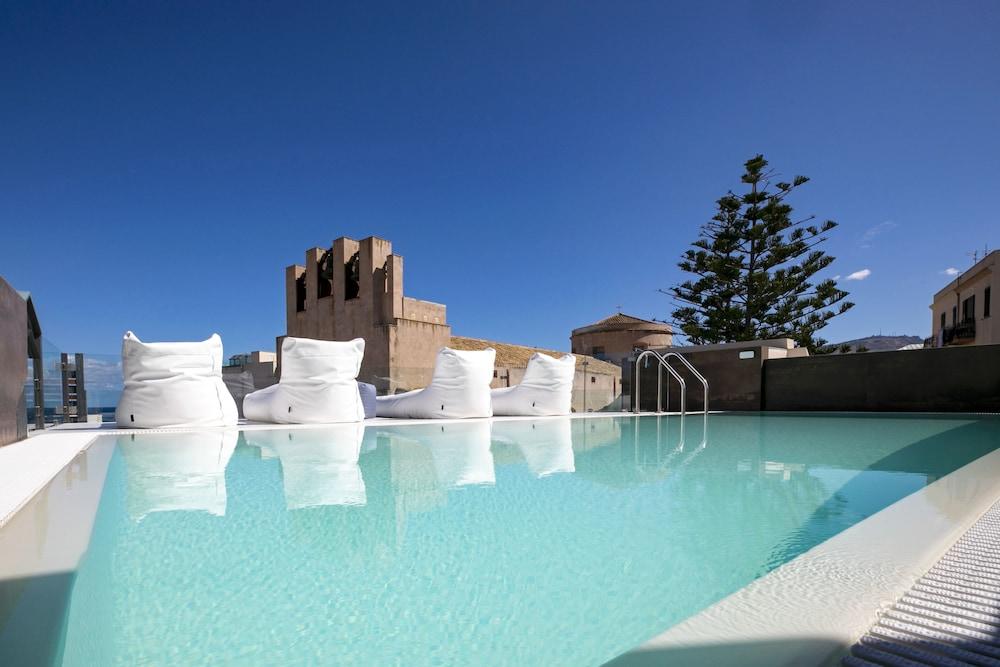 Azzoli Apartments & Skypool