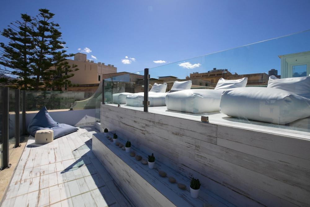 Azzoli Apartments & Skypool