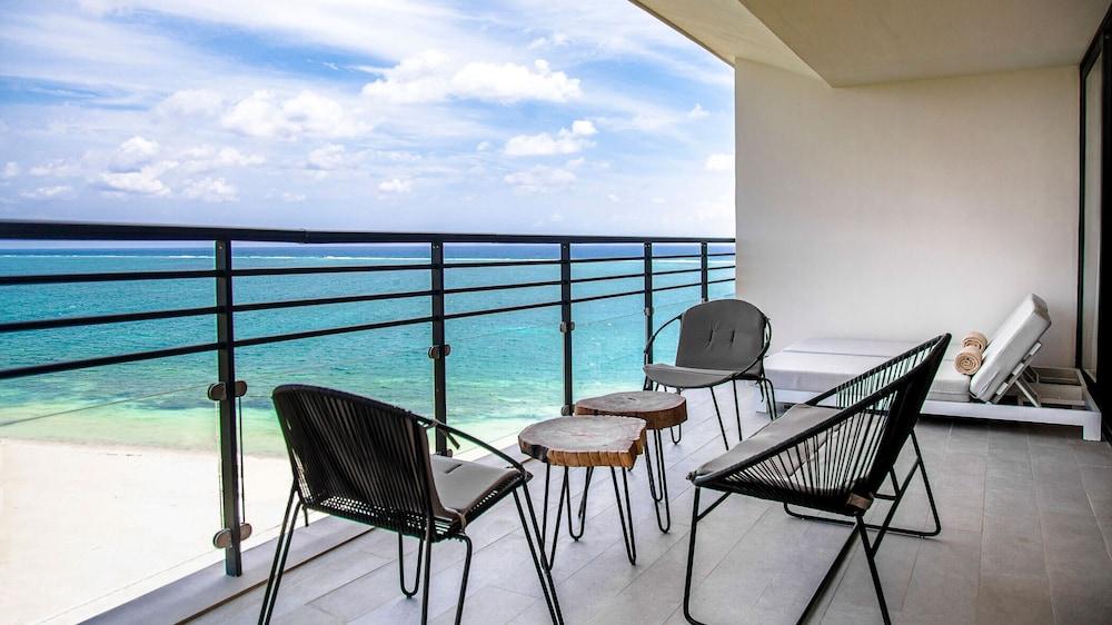 The Fives Oceanfront Puerto Morelos