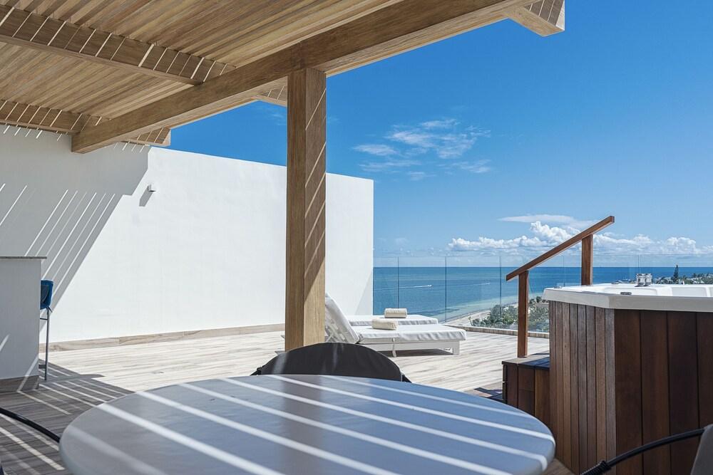 The Fives Oceanfront Puerto Morelos