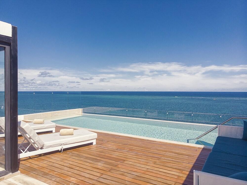 The Fives Oceanfront Puerto Morelos