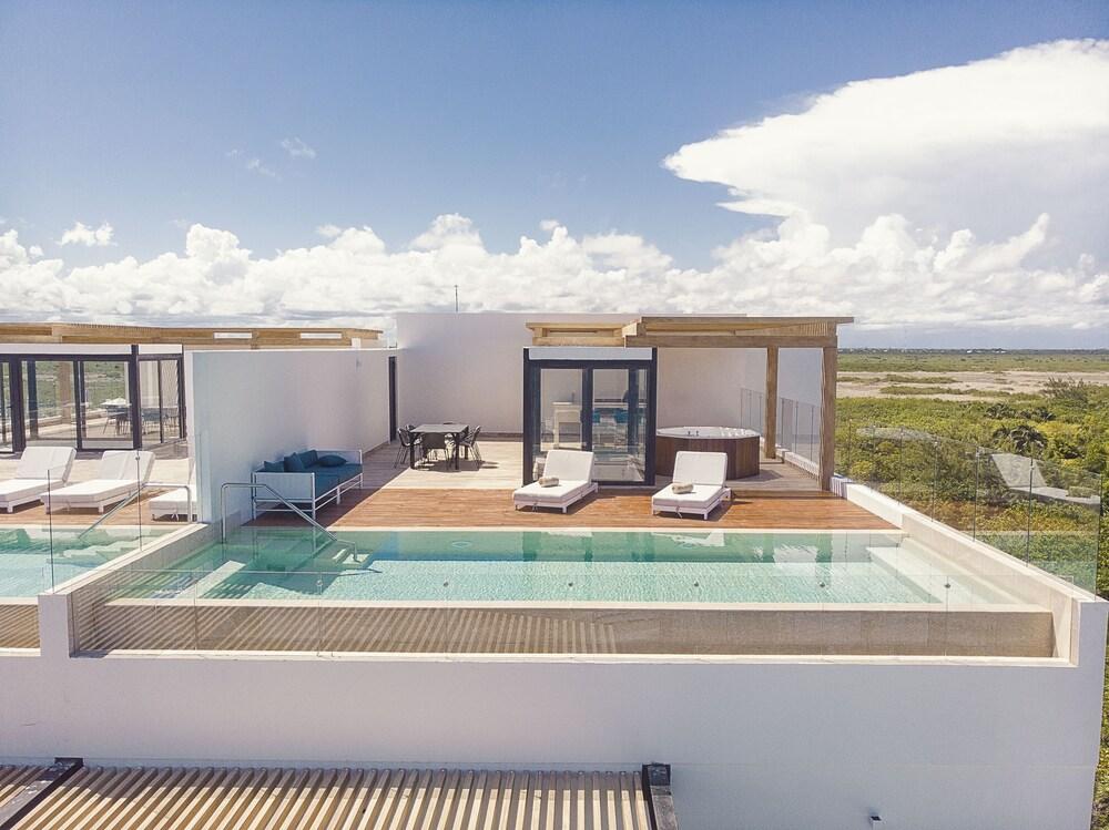 The Fives Oceanfront Puerto Morelos