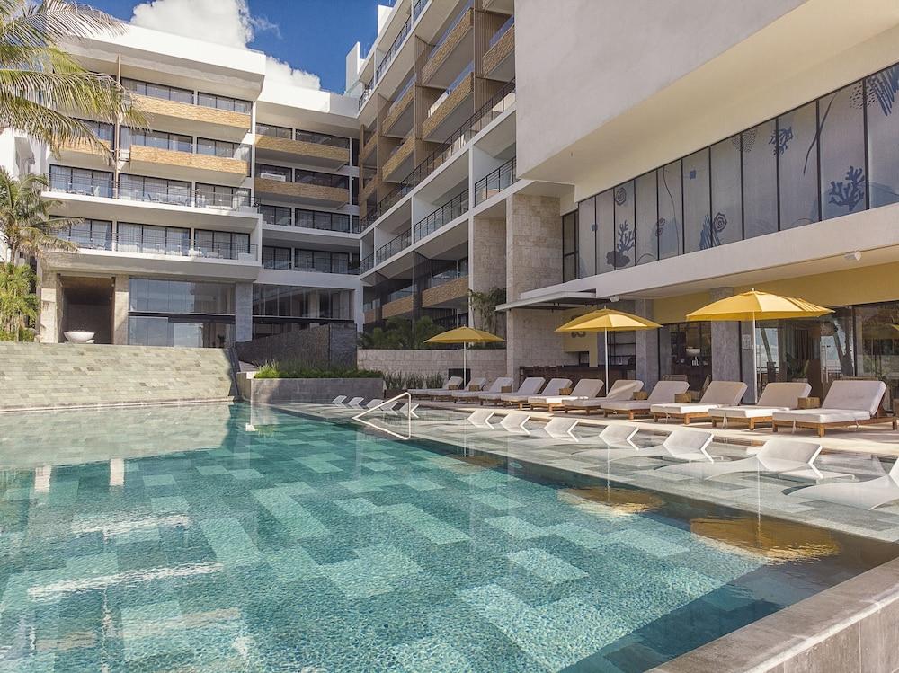 The Fives Oceanfront Puerto Morelos