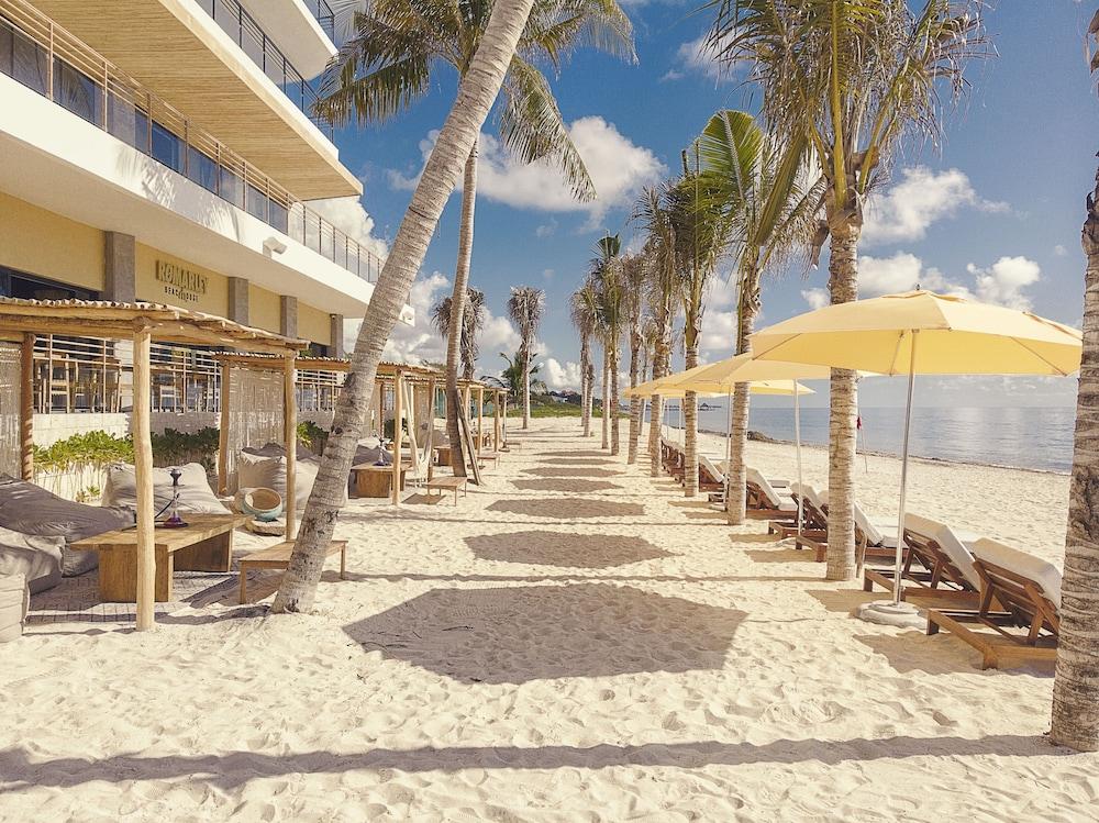 The Fives Oceanfront Puerto Morelos
