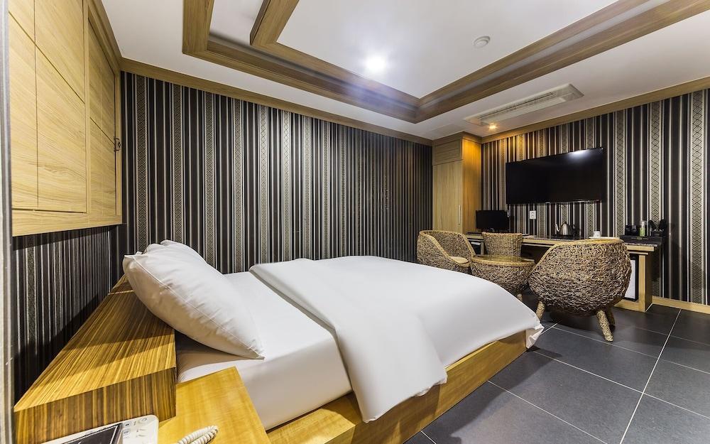 Orsay Business Hotel