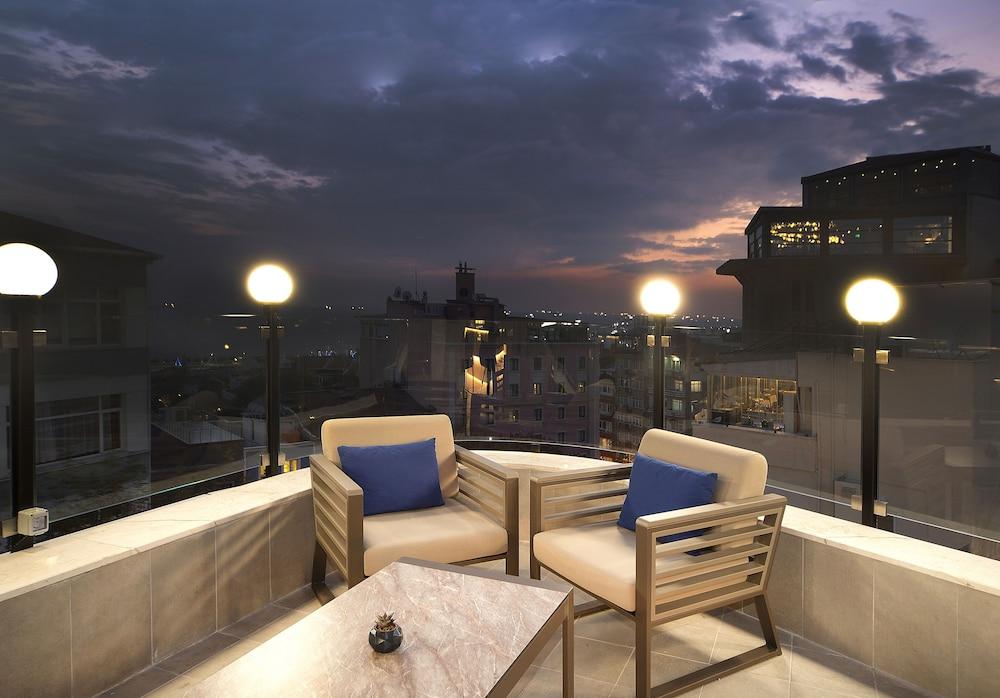 Aprilis Deluxe Hotel