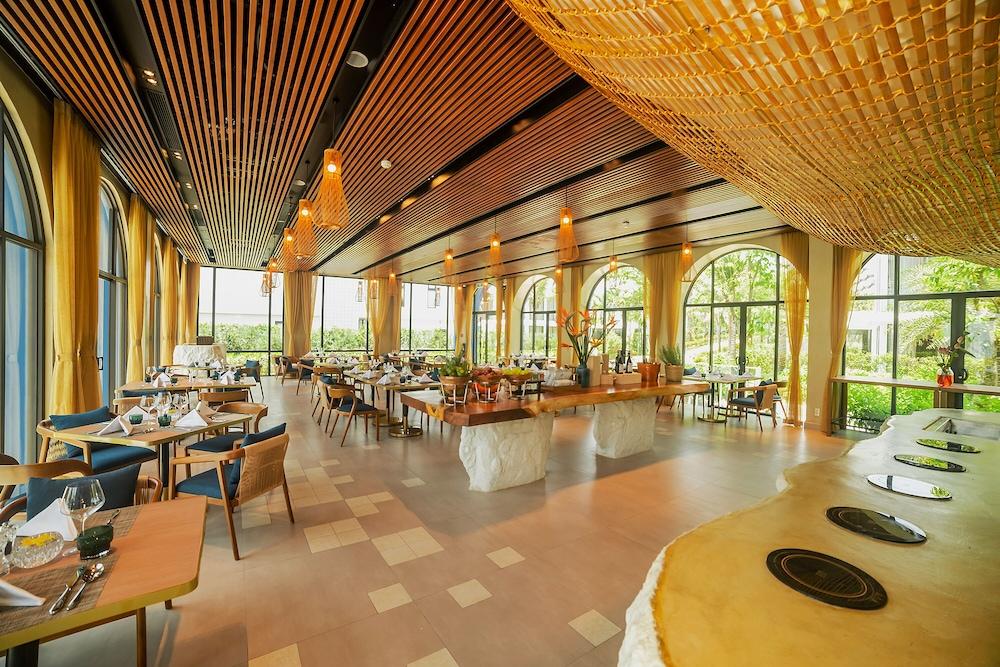 Wyndham Hoi An Royal Beachfront Resort