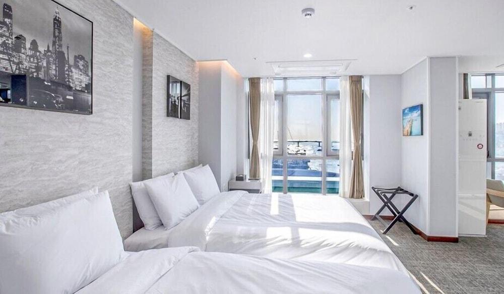 Griffin Bay Hotel
