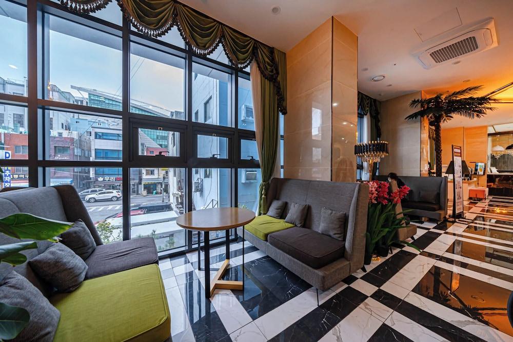 Griffin Bay Hotel