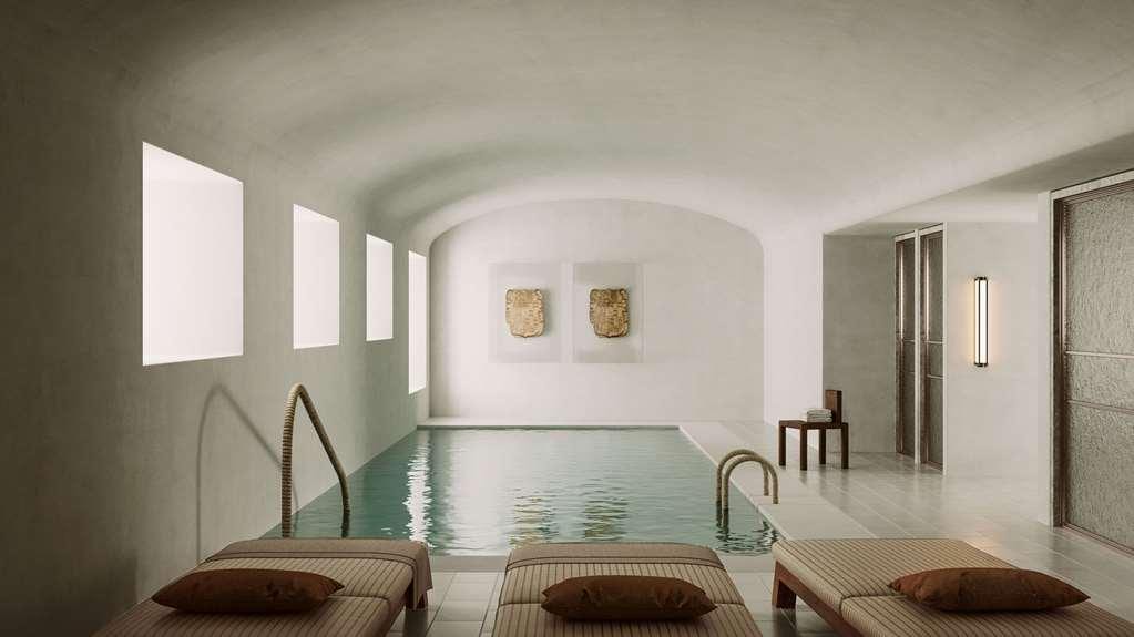 Palacio De Godoy Caceres, Curio Collection By Hilton