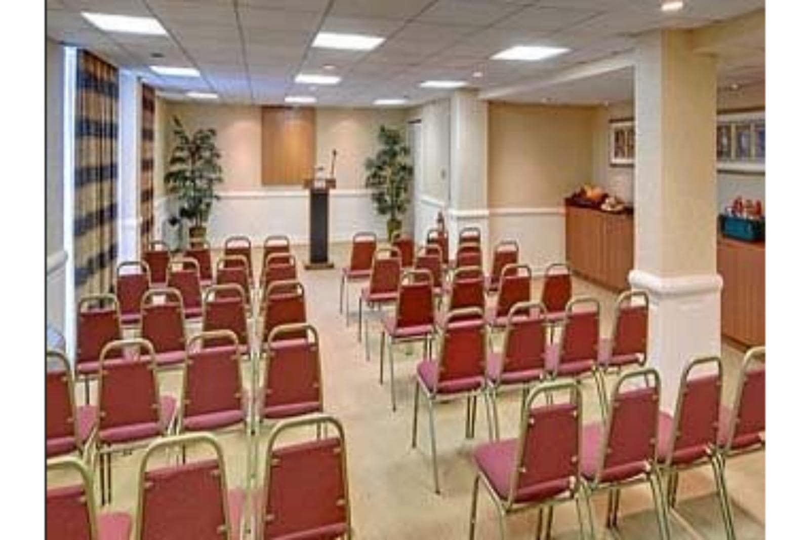 Wyndham Garden Hotel Newark Airport