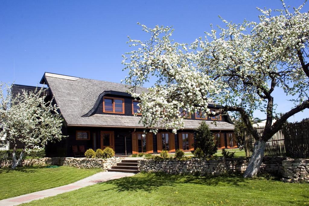 Aparjods Hotel & Restaurant