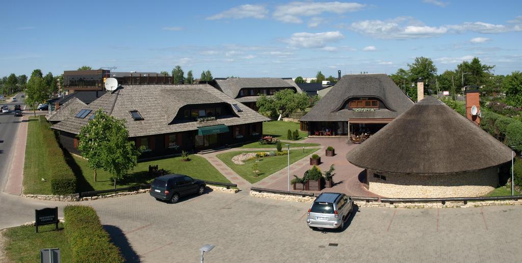 Aparjods Hotel & Restaurant
