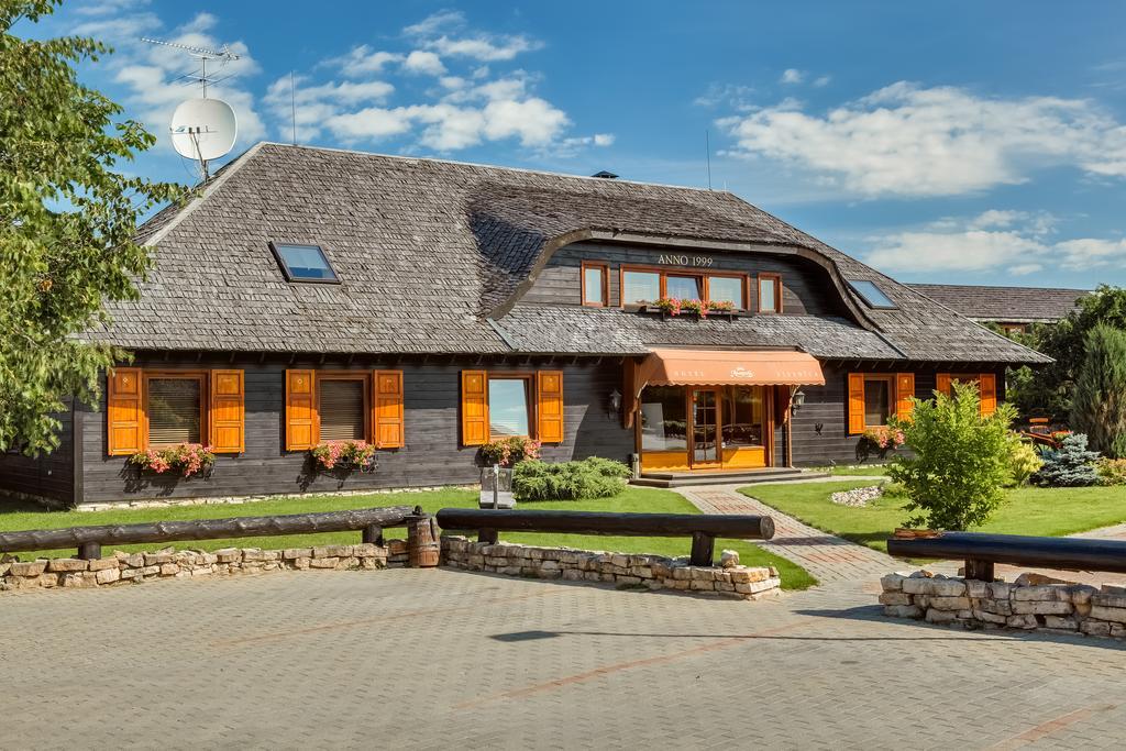 Aparjods Hotel & Restaurant