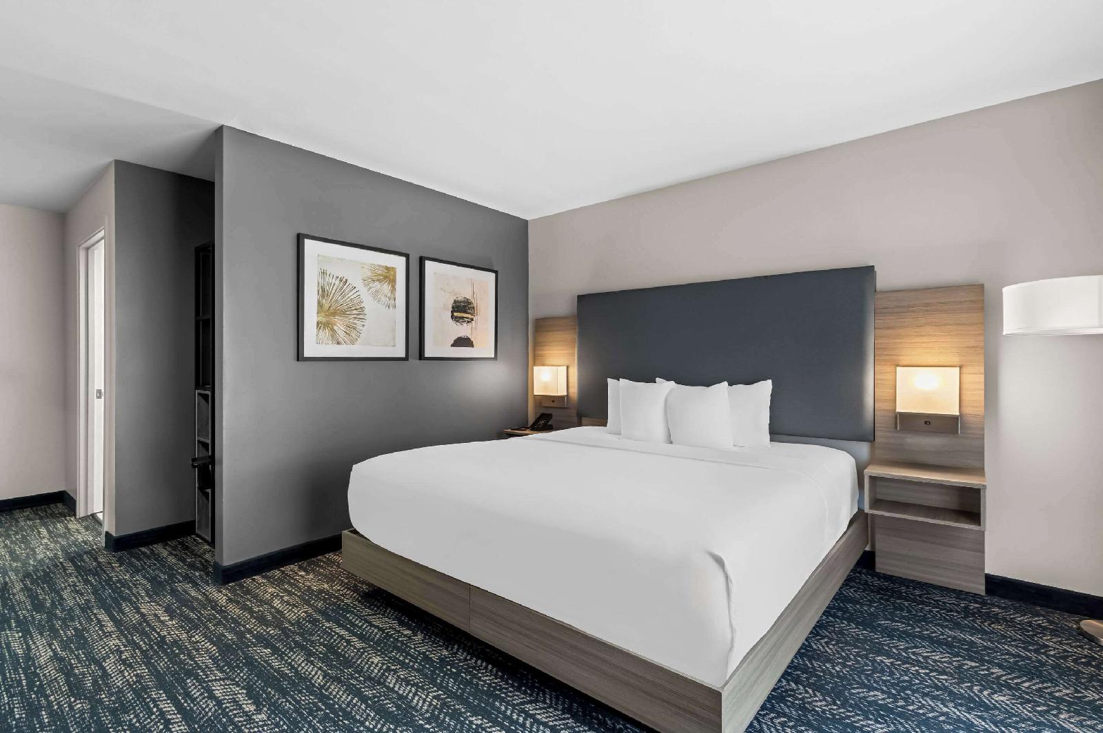 Hourglass Hotel, Ascend Hotel Collection
