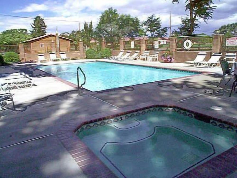 Austin's Chuckwagon Motel
