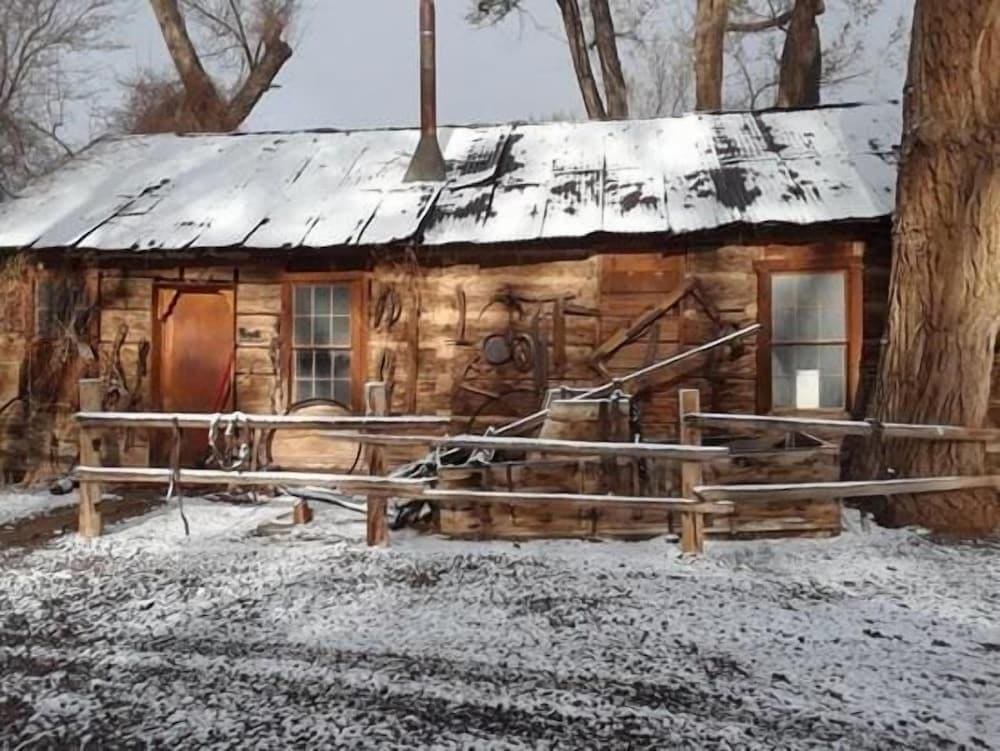 Austin's Chuckwagon Motel