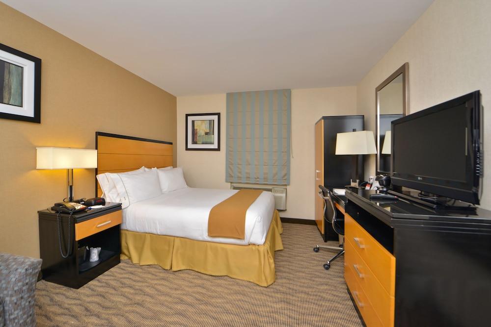 Holiday Inn Express New York JFK Airport Area