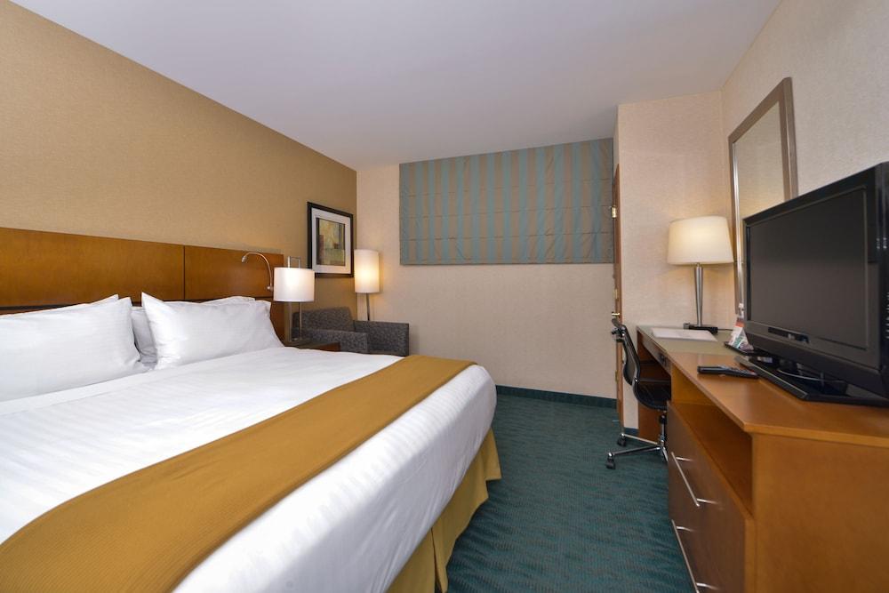 Holiday Inn Express New York JFK Airport Area