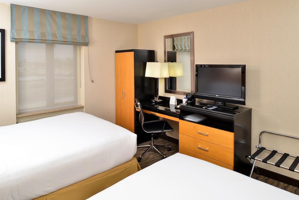 Holiday Inn Express New York JFK Airport Area