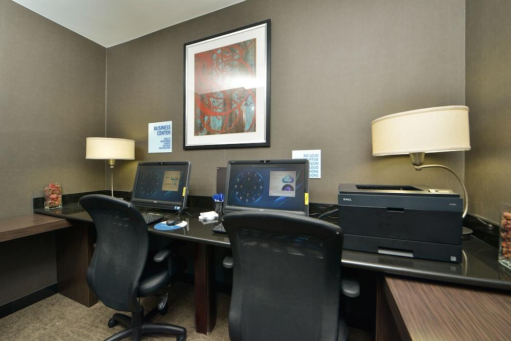 Holiday Inn Express New York JFK Airport Area