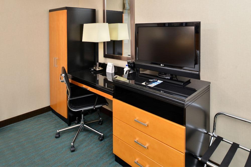 Holiday Inn Express New York JFK Airport Area