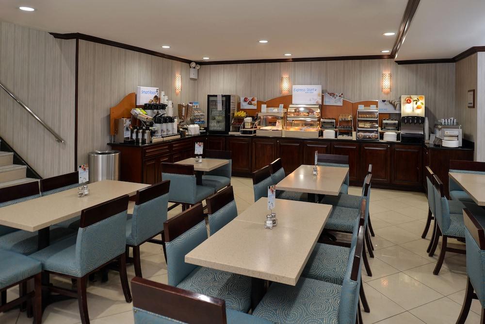 Holiday Inn Express New York JFK Airport Area