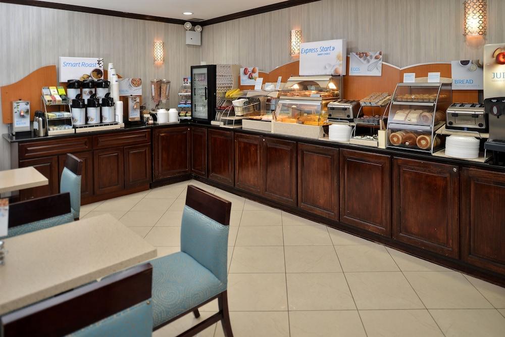 Holiday Inn Express New York JFK Airport Area