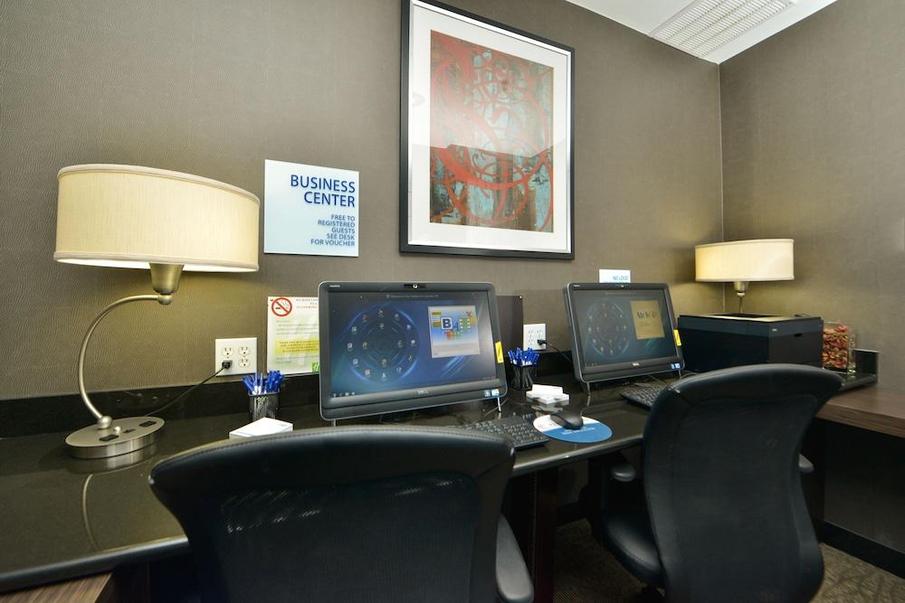 Holiday Inn Express New York JFK Airport Area
