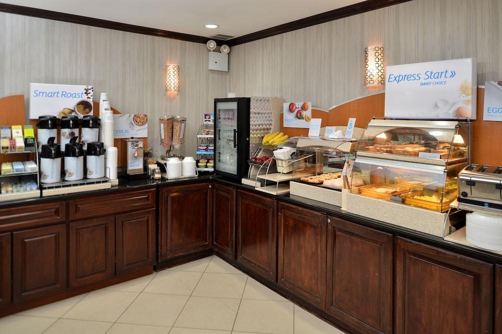 Holiday Inn Express New York JFK Airport Area